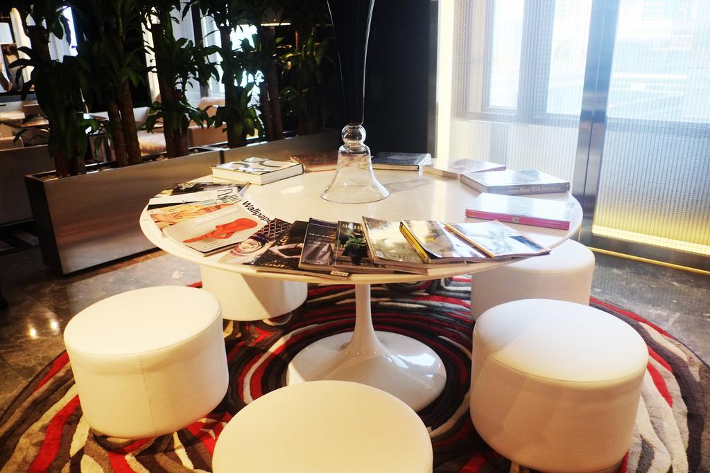 Hotel The Mira Hongkong Exterior foto A table and stools in a lounge at Beijing Capital International Airport
