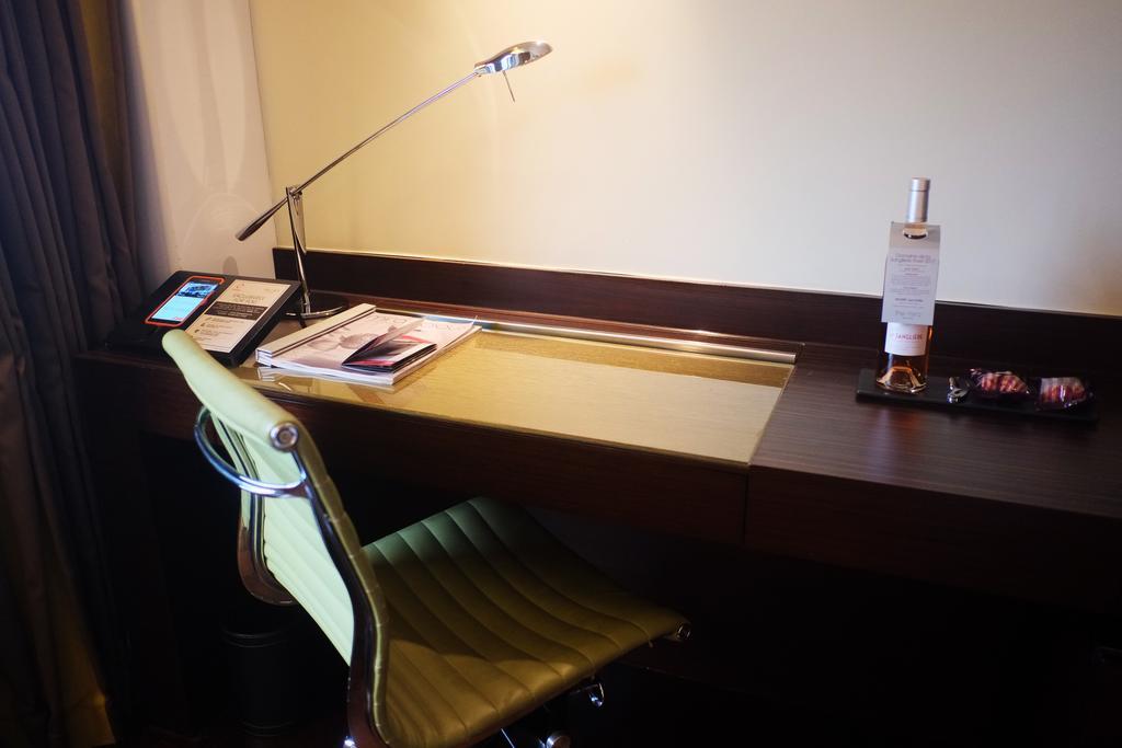 Hotel The Mira Hongkong Exterior foto A desk lamp