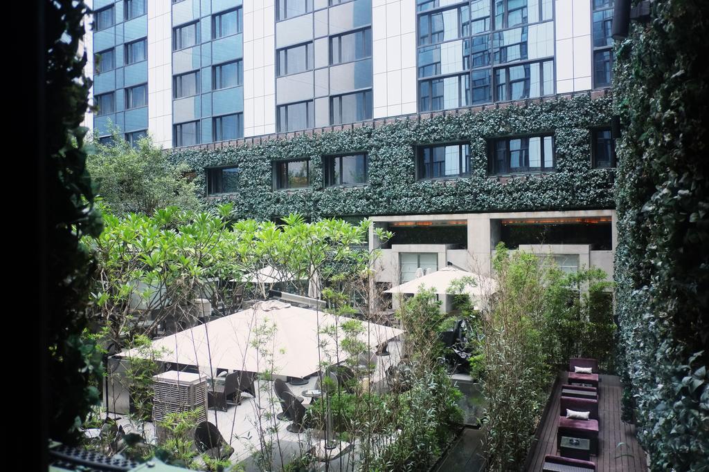 Hotel The Mira Hongkong Exterior foto The hotel's courtyard